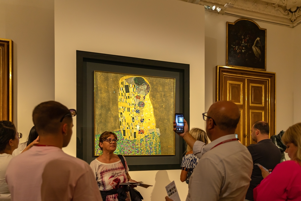 Gustav Klimt’s Use of Gold Leaf in "The Kiss"