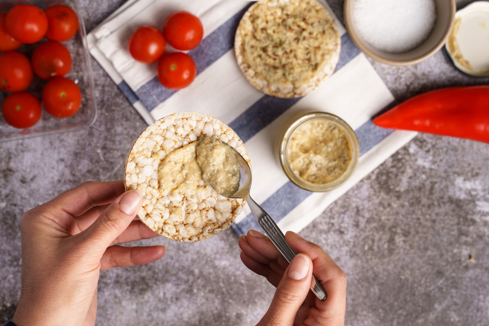 Rice Cakes with Hummus