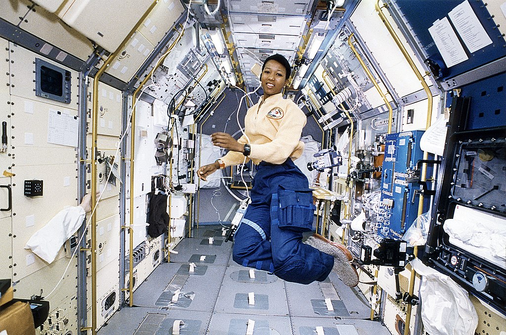 REF: JSC 247-37-003 ONBOARD PHOTO STS-47 ONBOARD PHOTO VIEW. ASTRONAUT MAE JEMISON, MISSION SPECIALIST WORKING IN SL-J MODULE.