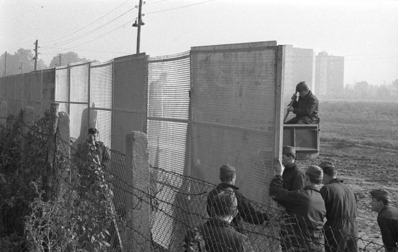 Berlin (Ost)Bau einer "modernen Mauer" an der Zonengrenze bei Machnow.