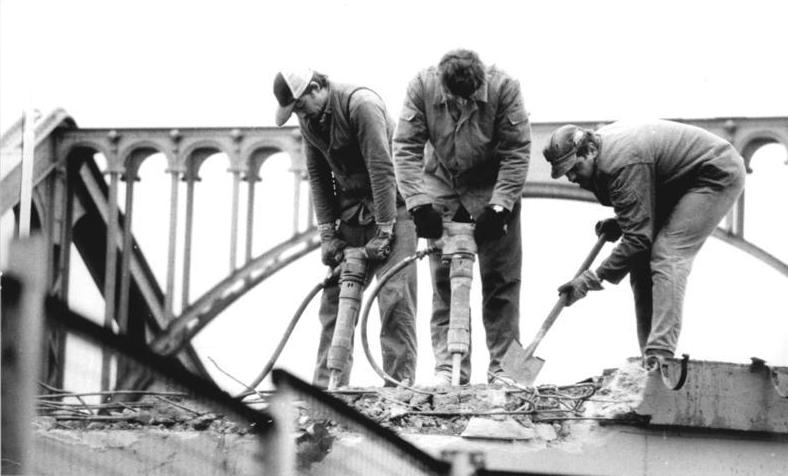 ADN-ZB-Schindler-19.11.90Potsdam: Mitarbeiter einer Bornimer Tiefbaufirma reissen gegenwärtig die ehemalige Kontroll- und Wachhäuschen der Sowjetarmee an der Glienicker Brücke ab. Die Arbeiten gehen schwer voran, denn auch hier wurde für "100 Jahre und länger" gebaut."