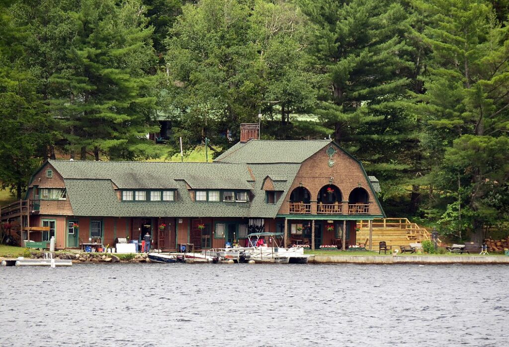 Serenity River Lodge, New York