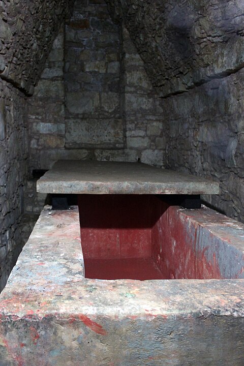 Tomb of the Red Queen