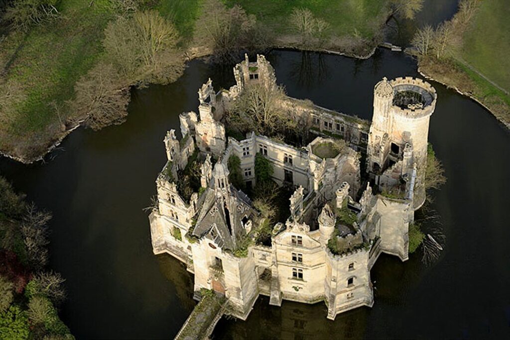 Château de la Mothe-Chandeniers (France)